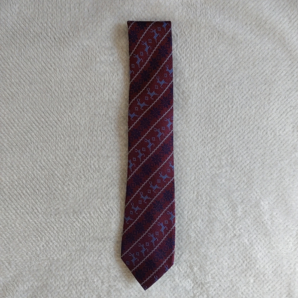 RW&CO. silk reindeer patterned Christmas tie in reddish purple NWT